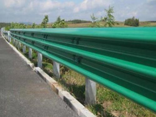 高速公路護(hù)欄板如何保持其穩(wěn)固性？